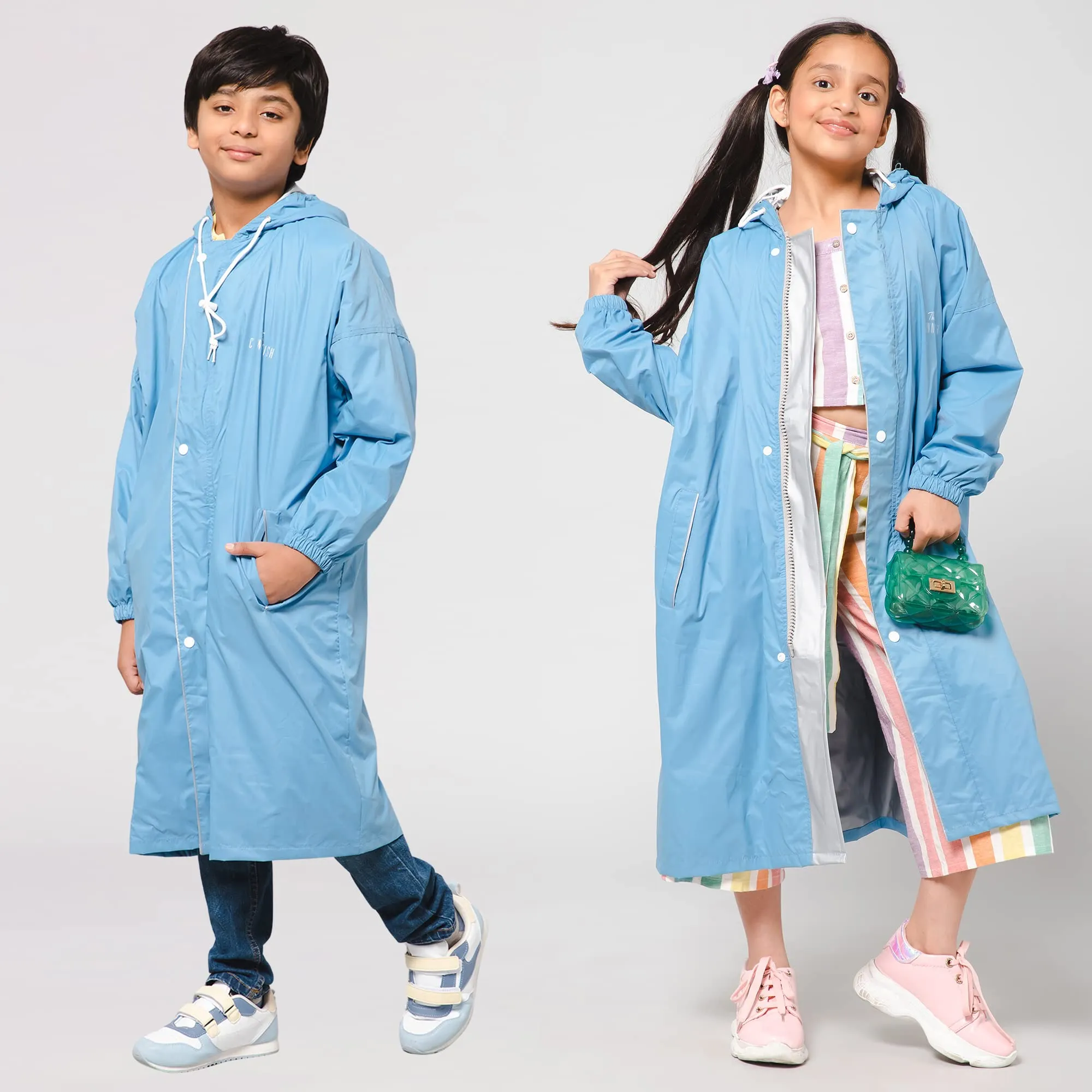 THE CLOWNFISH Cloud Chaser Series Kids Raincoat Waterproof Polyester Double Coating Reversible Longcoat with Hood and Reflector Logo at Back. Printed Plastic Pouch. Kid Age-5-6 years (Skyblue)